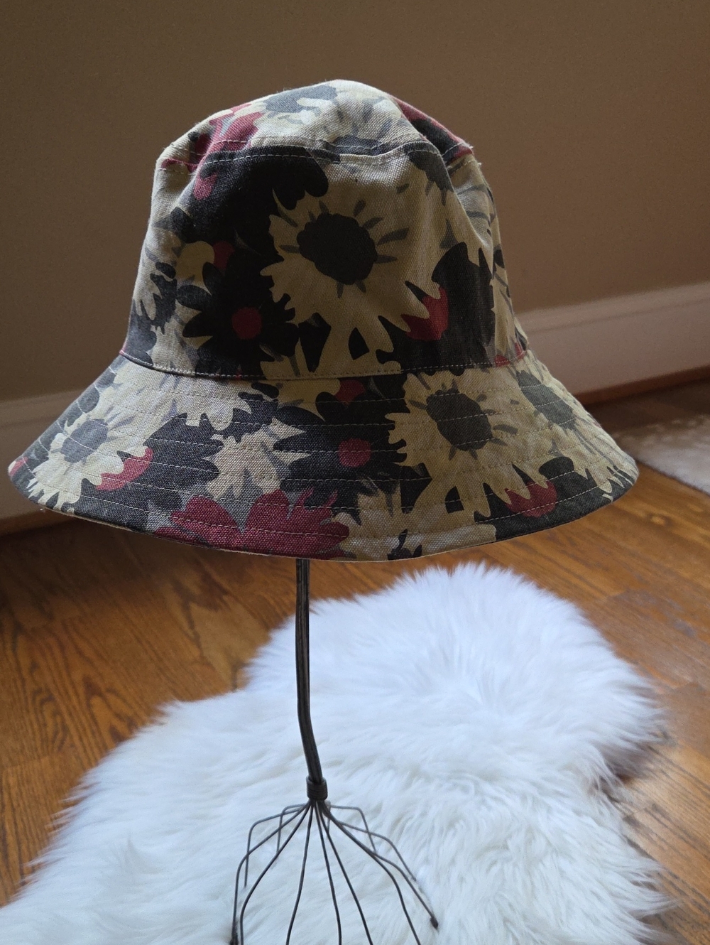 Lucky Brand Floral Sunflower Bucket Hat in Tan, Black & Red